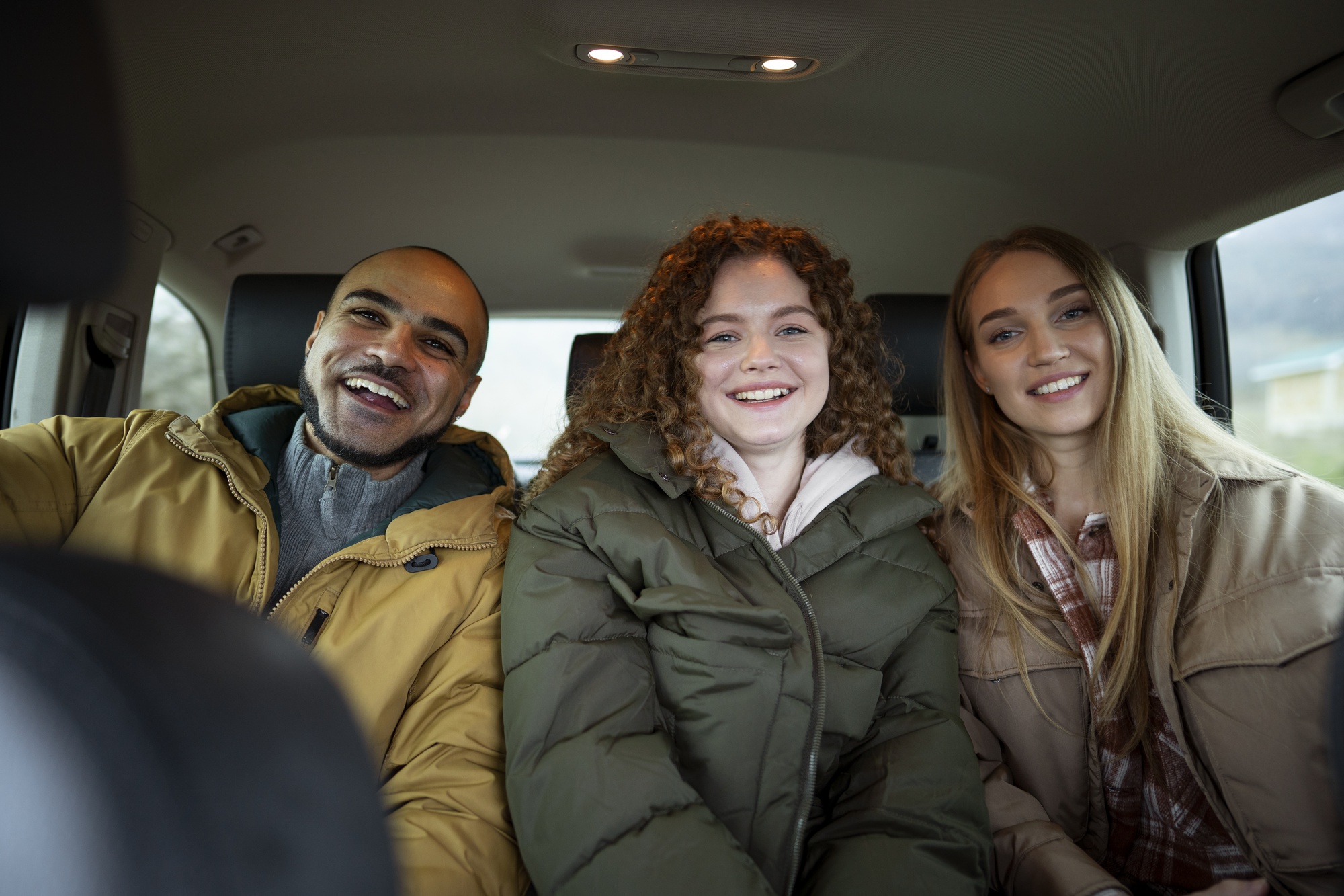 front-view-smiley-people-traveling-together